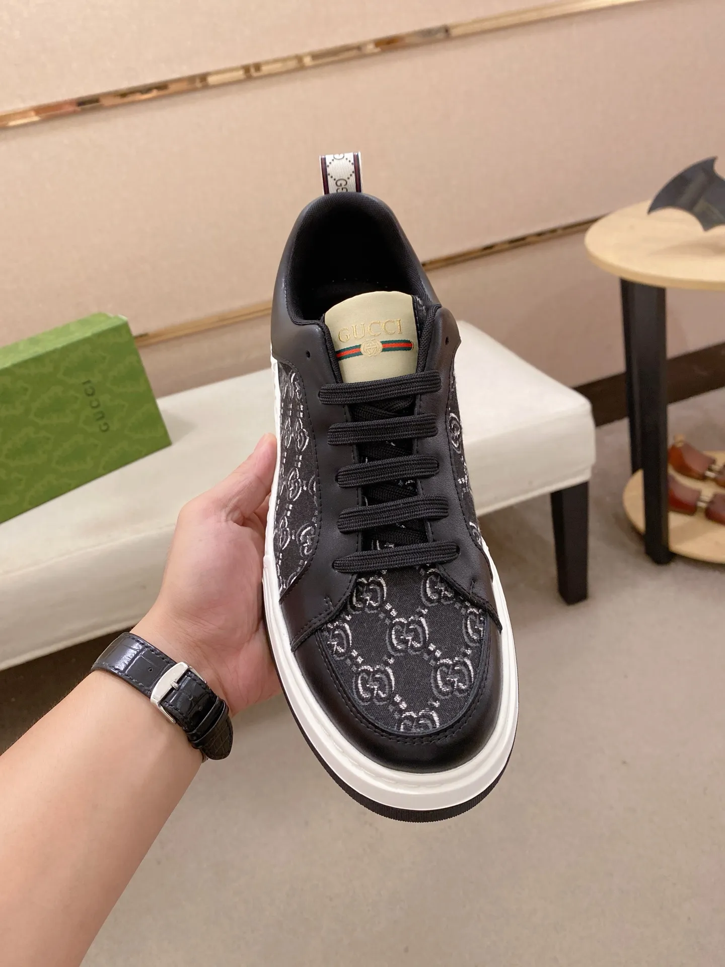 Men's shoes 💰 420 💰 High-quality new GUCCI counters are launched simultaneously. The new men's shoes, 😘fabrics are selected from imported cowhide, and the lining is sheepskin lining. 👍🏿 High-end ☄️ air-cushion molded anti-slip rubber outsole, exquisite lines, simple and elegant, comfortable and high-end for leisure travel. Code number: 38 to 44 (45 can be customized and cannot be returned or exchanged)